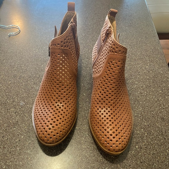 NWOB Lucky Leather Booties 6.5m. NEVER WORN - Picture 6 of 6